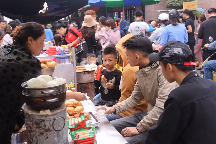 Đói bụng, nhiều cháu được bố mẹ cho ăn trưa luôn tại chợ