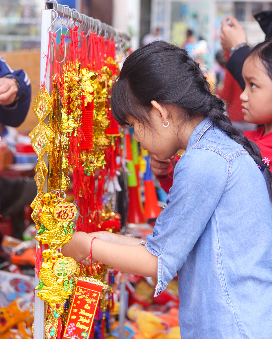 Các bé gái thích thú với những đồ vật trang trí nhiều màu sắc, xinh xắn