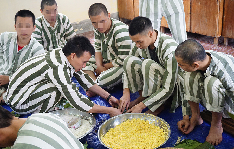 Tập cho nhau gói bánh chưng và trò chuyện, chia sẻ câu chuyện của mỗi người Tập cho nhau gói bánh chưng và trò chuyện, chia sẻ câu chuyện của mỗi người