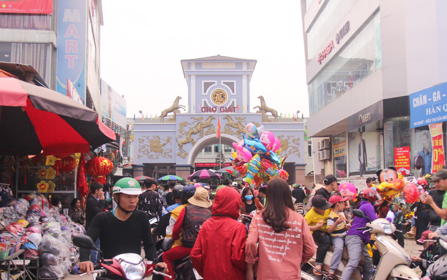 Chợ Giát nằm ở thị trấn Cầu Giát, huyện Quỳnh Lưu, tỉnh Nghệ An