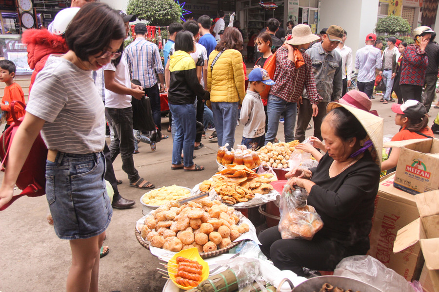 Hàng quà bánh bày bán trước cổng chợ