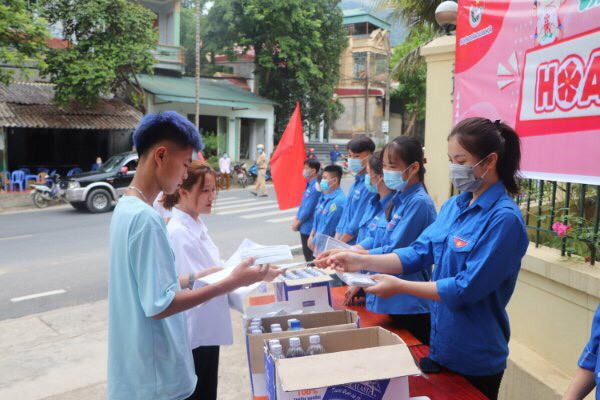 Cấp phát khẩu trang cho thí sinh. Cấp phát khẩu trang cho thí sinh.