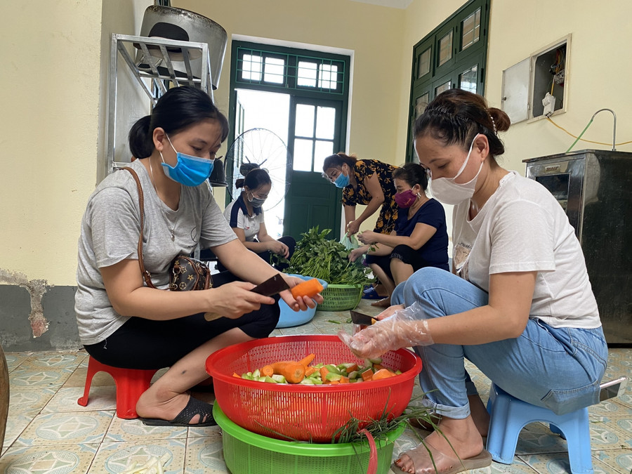 Giáo viên Trường Phổ thông dân tộc nội trú - THCS Quan Hóa chuẩn bị bữa ăn cho thí sinh. Giáo viên Trường Phổ thông dân tộc nội trú - THCS Quan Hóa chuẩn bị bữa ăn cho thí sinh.