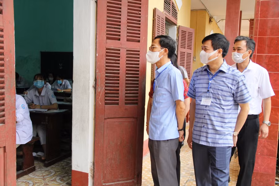 Ông Đầu Thanh Tùng (người đứng đeo kính) - Phó Chủ tịch UBND tỉnh Thanh Hóa đi kiểm tra kỳ thi tốt nghiệp THPT 2021.