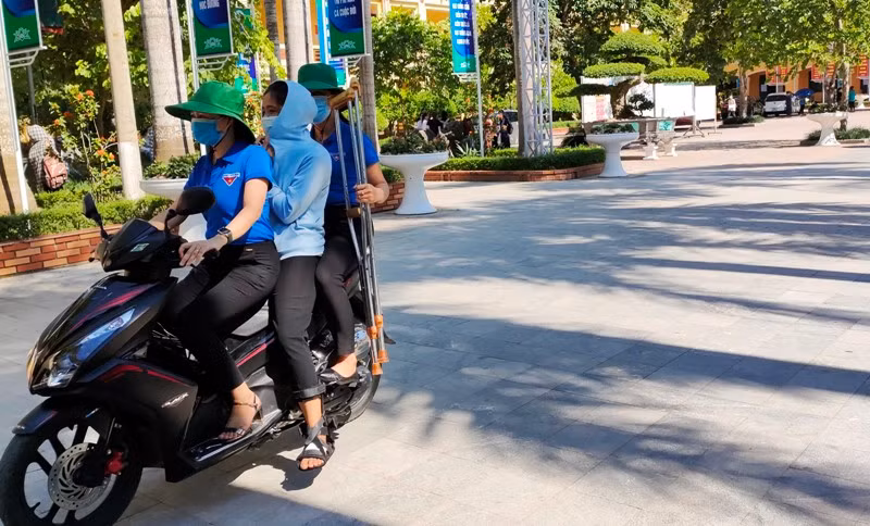 Đưa thí sinh đến điểm thi.