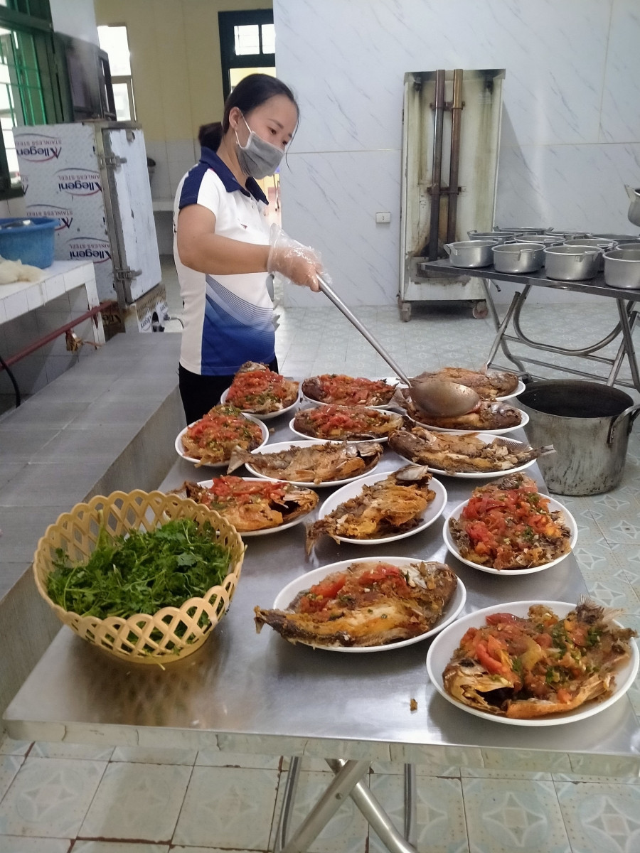Cô giáo chuẩn bị các món ăn. Cô giáo chuẩn bị các món ăn.