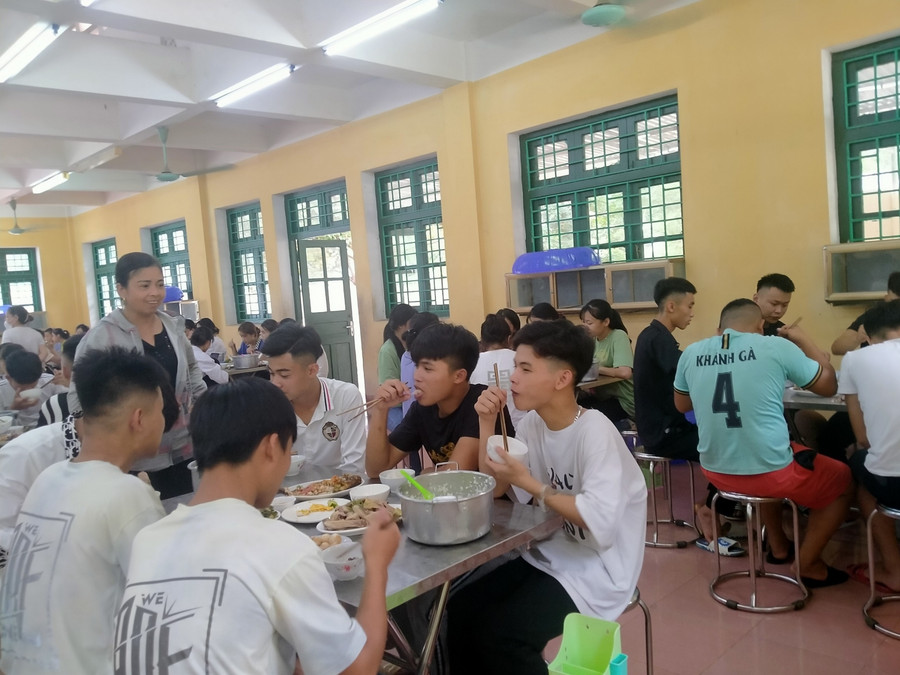 Sau mỗi buổi thi, gần 100 thí sinh được ăn cơm tại nhà ăn của Trường phổ thông dân tộc nội trú - THCS Quan Hóa (Thanh Hóa). Sau mỗi buổi thi, gần 100 thí sinh được ăn cơm tại nhà ăn của Trường phổ thông dân tộc nội trú - THCS Quan Hóa (Thanh Hóa).