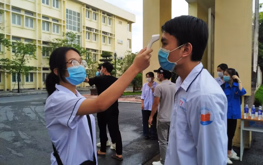 Em Lê Văn Hưng, được kiểm tra thân nhiệt trước khi vào khu vực thi THPT chuyên Lam Sơn.