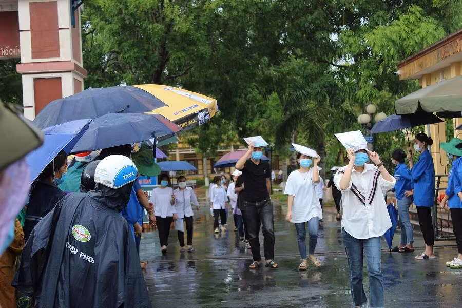 Nhiều thí sinh ở điểm thi THPT Hoằng Hóa 4 (Thanh Hóa) rời phòng thi trong tâm trạng thoải mái.