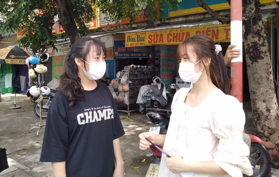 Thí sinh Phạm Thị Hương (ảnh trái) cùng bạn chuẩn bị bước vào môn thi cuối cùng của kỳ thi.