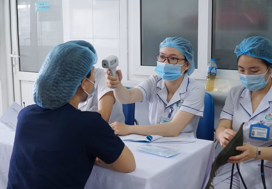 Kiểm tra thân nhiệt trước khi tiêm chủng. Trường hợp phụ nữ mang thai, đang nuôi con bằng sữa mẹ hoặc mẫn cảm với thành phần của thuốc thì không tiêm phòng Covid-19