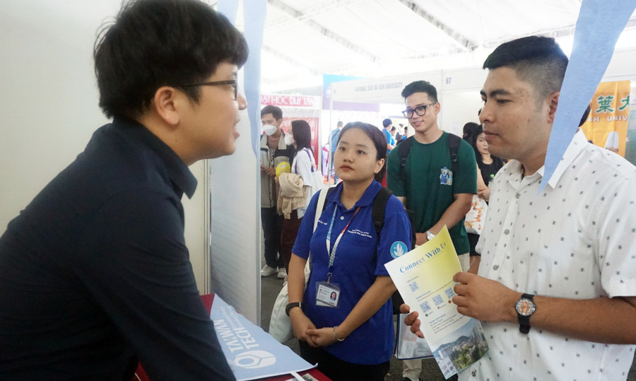 Phụ huynh, học sinh tìm hiểu thông tin tại Ngày hội lựa chọn xét tuyển đại học, cao đẳng. Ảnh: Nguyễn Nhật Phụ huynh, học sinh tìm hiểu thông tin tại Ngày hội lựa chọn xét tuyển đại học, cao đẳng. Ảnh: Nguyễn Nhật