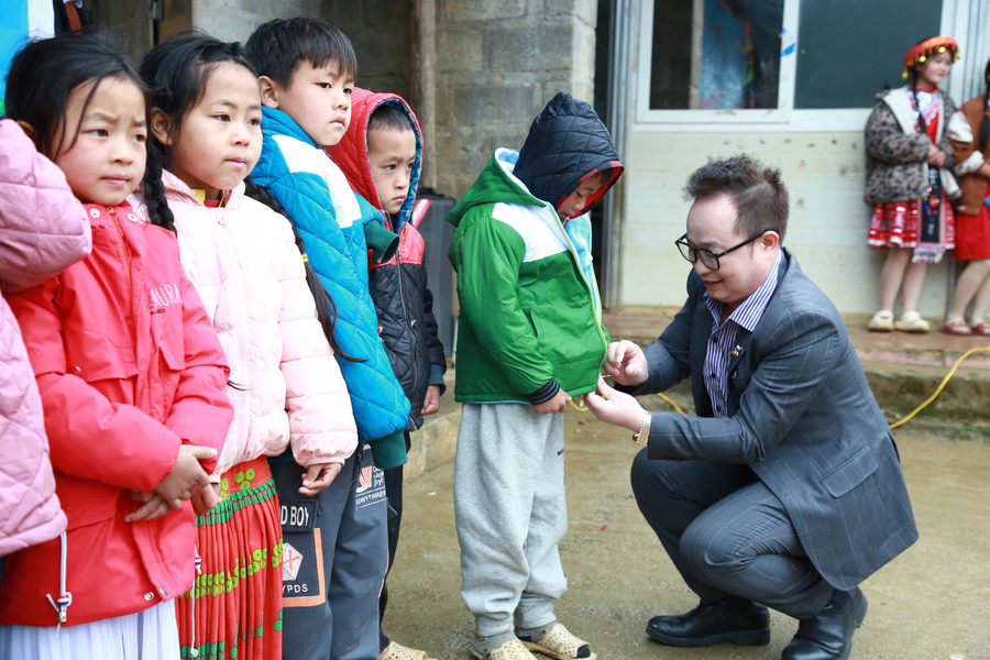 Đại diện các nhà hảo tâm trao quà cho các em. Đại diện các nhà hảo tâm trao quà cho các em.