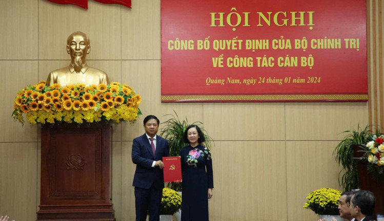 Bà Trương Thị Mai - Ủy viên Bộ Chính trị, Thường trực Ban Bí thư, Trưởng Ban Tổ chức Trung ương trao quyết định của Bộ Chính trị về việc điều động, chỉ định ông Lương Nguyễn Minh Triết giữ chức Bí thư Tỉnh ủy Quảng Nam. 