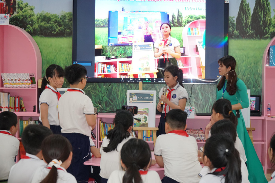 Tiết đọc sách tại thư viện thân thiện, Trường Tiểu học Lê Mao, TP Vinh, Nghệ An. Tiết đọc sách tại thư viện thân thiện, Trường Tiểu học Lê Mao, TP Vinh, Nghệ An.