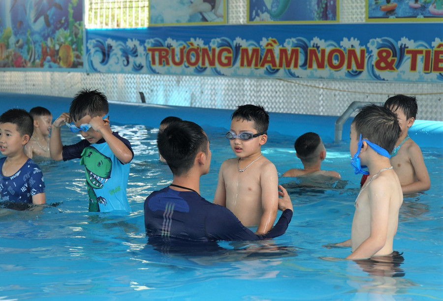 Tại các trường tiên tiến, năng lực của học sinh đối với các môn văn hóa, cũng như Tin học, ngoại ngữ, kỹ năng sống khác... đều phải cam kết đầu ra với phụ huynh, nếu không nhà trường phải dạy lại cho đến khi đạt yêu cầu mục tiêu. Tại các trường tiên tiến, năng lực của học sinh đối với các môn văn hóa, cũng như Tin học, ngoại ngữ, kỹ năng sống khác... đều phải cam kết đầu ra với phụ huynh, nếu không nhà trường phải dạy lại cho đến khi đạt yêu cầu mục tiêu.