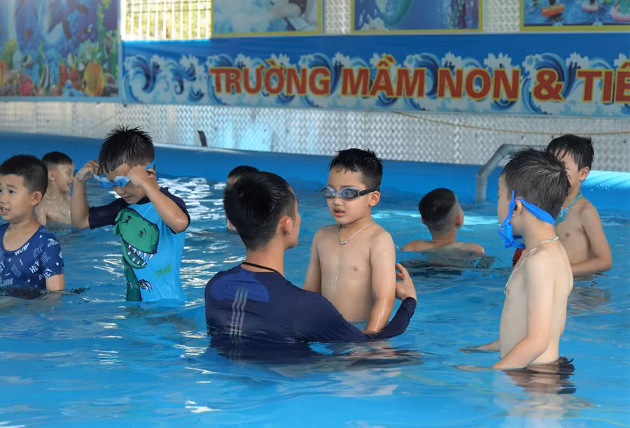 Tại các trường tiên tiến, năng lực của học sinh đối với các môn văn hóa, cũng như Tin học, ngoại ngữ, kỹ năng sống khác... đều phải cam kết đầu ra với phụ huynh, nếu không nhà trường phải dạy lại cho đến khi đạt yêu cầu mục tiêu.