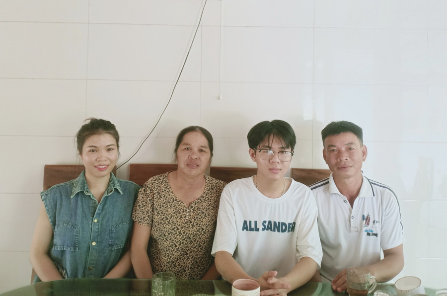 Thành tích thủ khoa của Cao Duy Thông cũng là niềm tự hào, gửi gắm ước mơ của cả gia đình. Ảnh: NVCC.