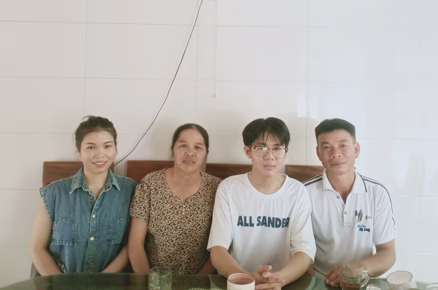 Thành tích thủ khoa của Cao Duy Thông cũng là niềm tự hào, gửi gắm ước mơ của cả gia đình. Ảnh: NVCC.