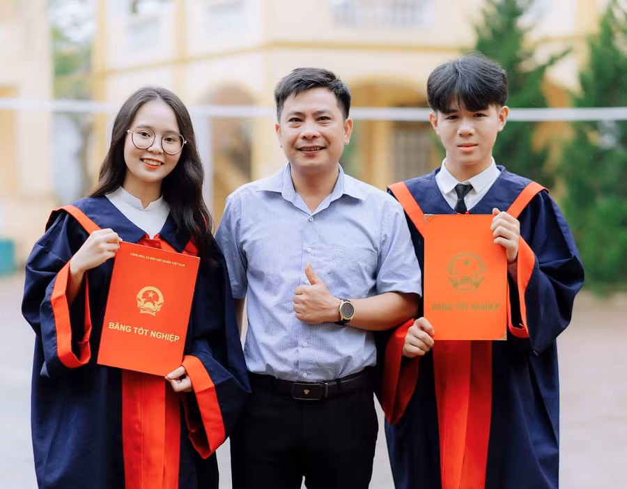 Em Cao Duy Thông (bên phải) cùng thầy giáo và bạn học cùng lớp. Ảnh: NVCC.