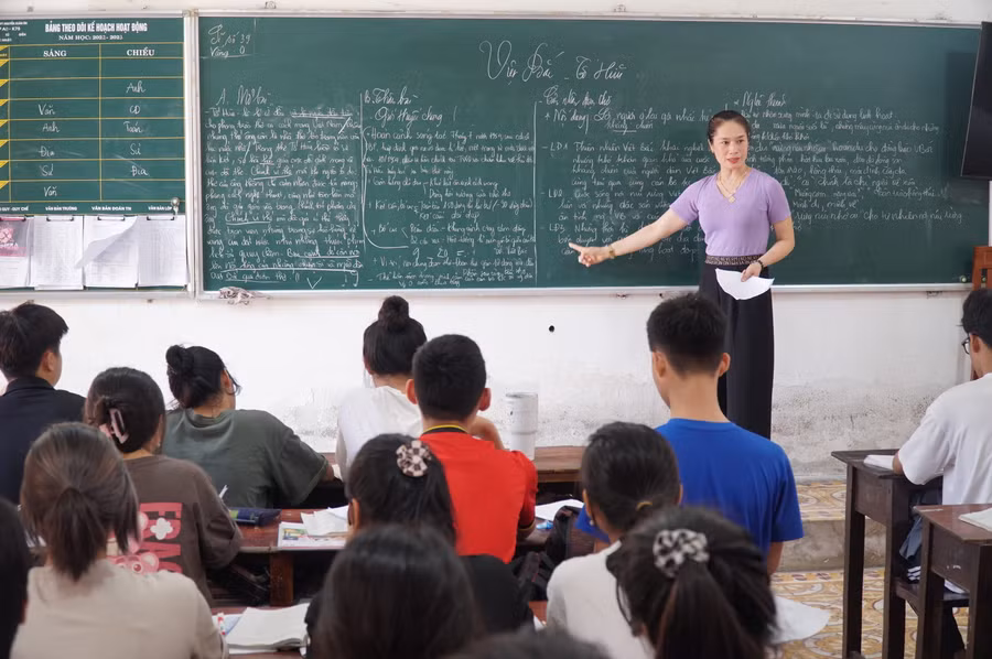 Giờ ôn thi tốt nghiệp THPT của cô trò Trường THPT Nguyễn Xuân Ôn (huyện Diễn Châu, tỉnh Nghệ An). Ảnh: Hồ Lài.