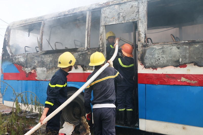 Cảnh sát PCCC và Cứu hộ cứu nạn (Công an tỉnh Thanh Hóa) tham gia dập lửa.