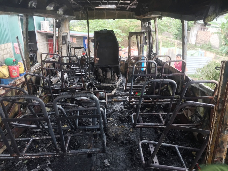 Chiếc xe ô tô khách chỉ còn trơ khung sau vụ hỏa hoạn