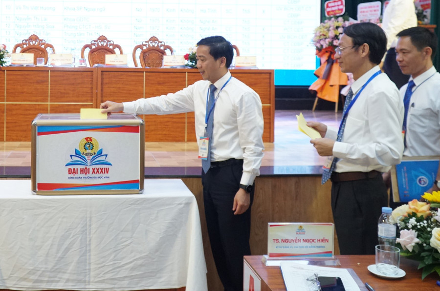 Các đại biểu bỏ phiếu bầu Ban chấp hành Công đoàn Trường Đại học Vinh khóa 34 nhiệm kỳ 2023-2028. Ảnh: Hồ Lài. Các đại biểu bỏ phiếu bầu Ban chấp hành Công đoàn Trường Đại học Vinh khóa 34 nhiệm kỳ 2023-2028. Ảnh: Hồ Lài.