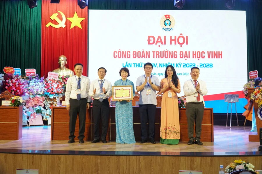 Ông Nguyễn Ngọc Ân - Chủ tịch Công đoàn Giáo dục Việt Nam trao Bằng khen cho Công đoàn Trường Đại học Vinh. Ảnh: Hồ Lài.