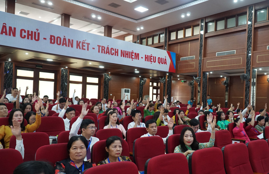 Các đại biểu biểu quyết các vấn đề nêu ra tại Đại hội. Ảnh: Hồ Lài. Các đại biểu biểu quyết các vấn đề nêu ra tại Đại hội. Ảnh: Hồ Lài.