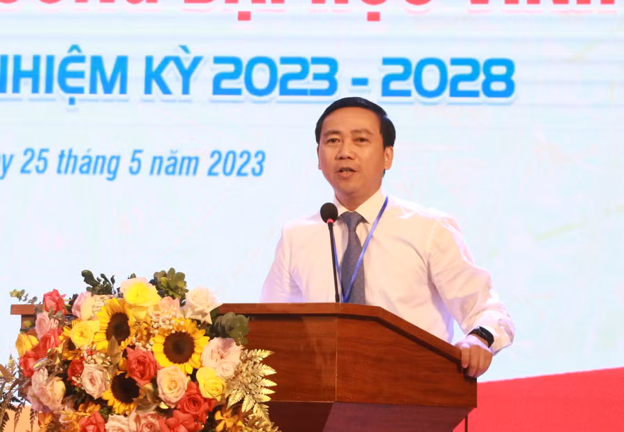 Ông Nguyễn Ngọc Hiền - Bí thư đảng ủy, Chủ tịch Hội đồng trường Trường Đại học Vinh phát biểu tại Đại hội. Ảnh: Hồ Lài.