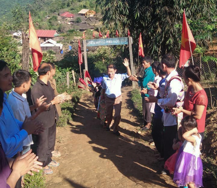 Tại các điểm trường lẻ của các trường cùng cao Nghệ An, dù còn nhiều thiếu thốn nhưng các em vẫn có đầy đủ lễ khai giảng trọn vẹn như các bạn khác. Tại các điểm trường lẻ của các trường cùng cao Nghệ An, dù còn nhiều thiếu thốn nhưng các em vẫn có đầy đủ lễ khai giảng trọn vẹn như các bạn khác.