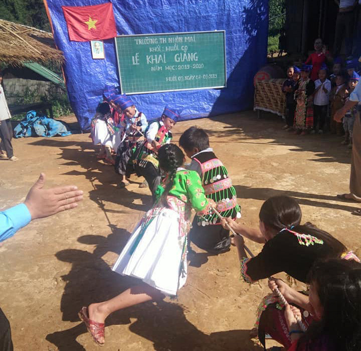 Các em học sinh điểm trường Huồi Cọ, Tiểu học Nhôn Mai, huyện Tương Dương, Nghệ An chơi kéo co sau lễ khai giảng Các em học sinh điểm trường Huồi Cọ, Tiểu học Nhôn Mai, huyện Tương Dương, Nghệ An chơi kéo co sau lễ khai giảng