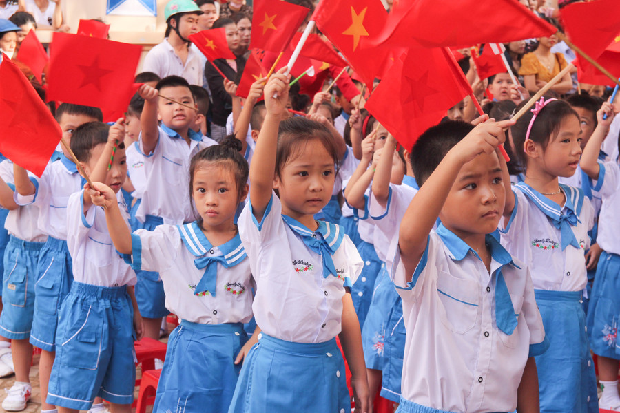 Trước đó, do thời tiết mưa ngập nên các trường hoãn khai giảng đến khi thời tiết thuận lợi.