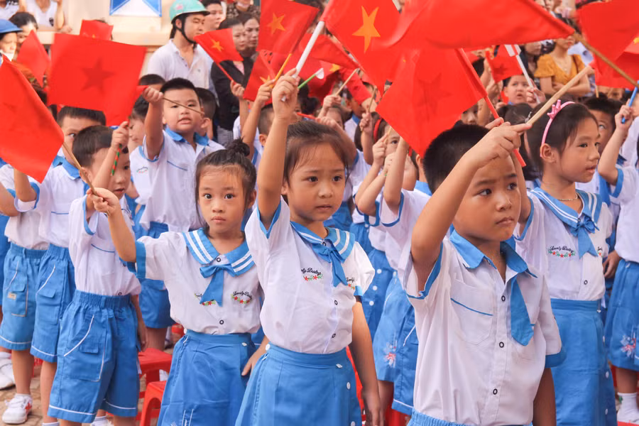 Trước đó, do thời tiết mưa ngập nên các trường hoãn khai giảng đến khi thời tiết thuận lợi.