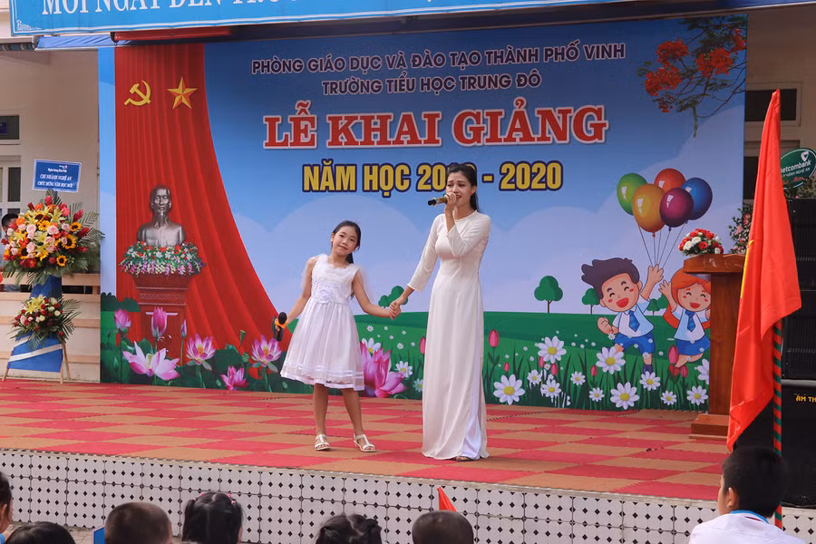 Lễ khai giảng được tổ chức đầy đủ phần lễ và hội với sự tham gia của đông đủ giáo viên, học sinh.