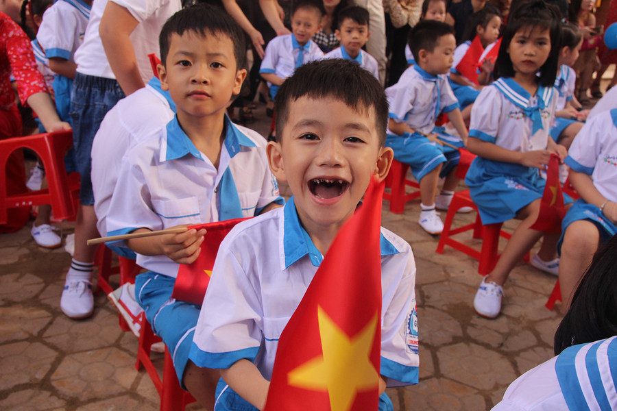 Các em mang theo cờ Tổ quốc thay cho bóng bay như các năm trước.