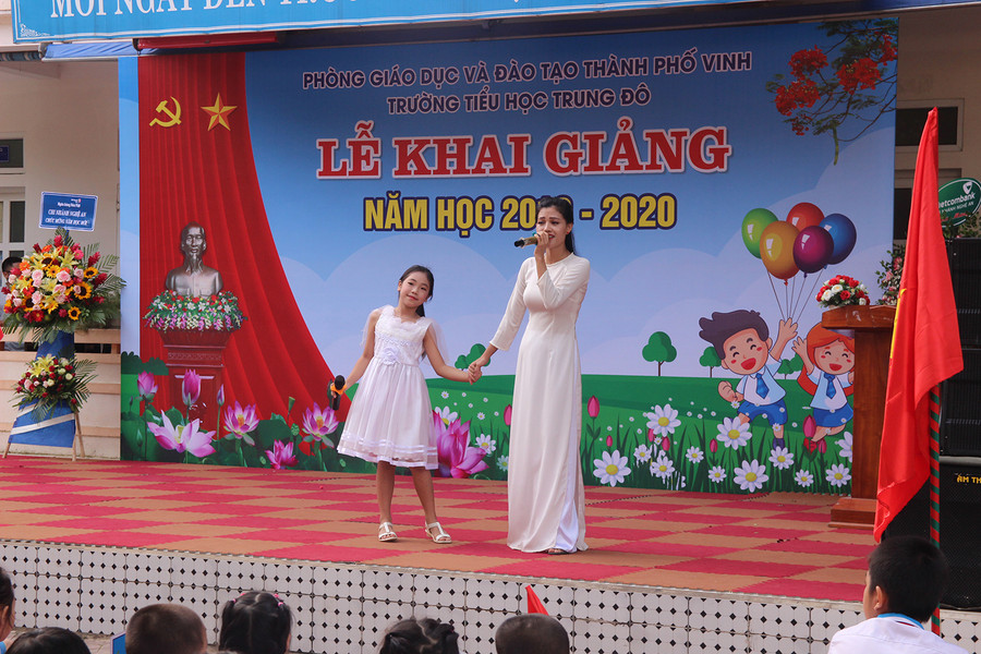 Lễ khai giảng được tổ chức đầy đủ phần lễ và hội với sự tham gia của đông đủ giáo viên, học sinh.