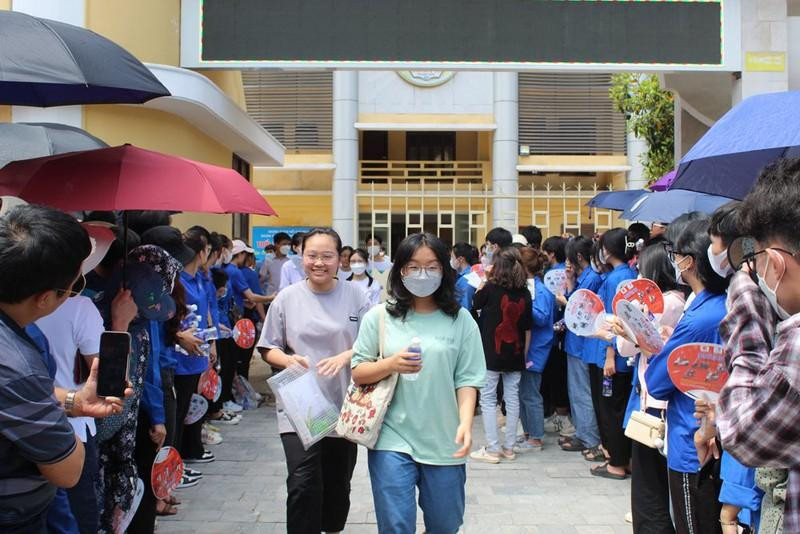 Thí sinh hoàn thành môn thi cuối tại Hội đồng thi Trường THPT Đào Duy Từ (TP Thanh Hóa). Thí sinh hoàn thành môn thi cuối tại Hội đồng thi Trường THPT Đào Duy Từ (TP Thanh Hóa).