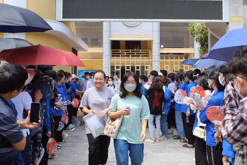 Thí sinh hoàn thành môn thi cuối tại Hội đồng thi Trường THPT Đào Duy Từ (TP Thanh Hóa).