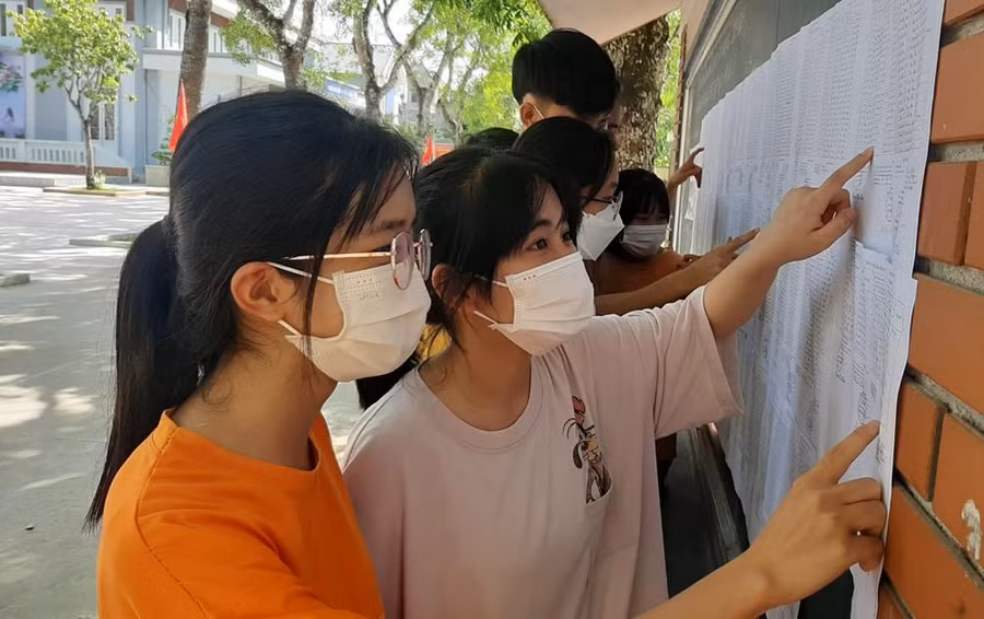 Thí sinh xem điểm thi tại Trường THPT Triệu Sơn 3 (Triệu Sơn).