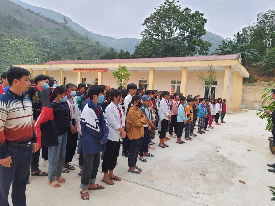 Học sinh Trường THCS Mường Chánh (Mường Lát, Thanh Hóa) tham gia hoạt động về phòng chống ma túy HIV/AIDS trong trường học.