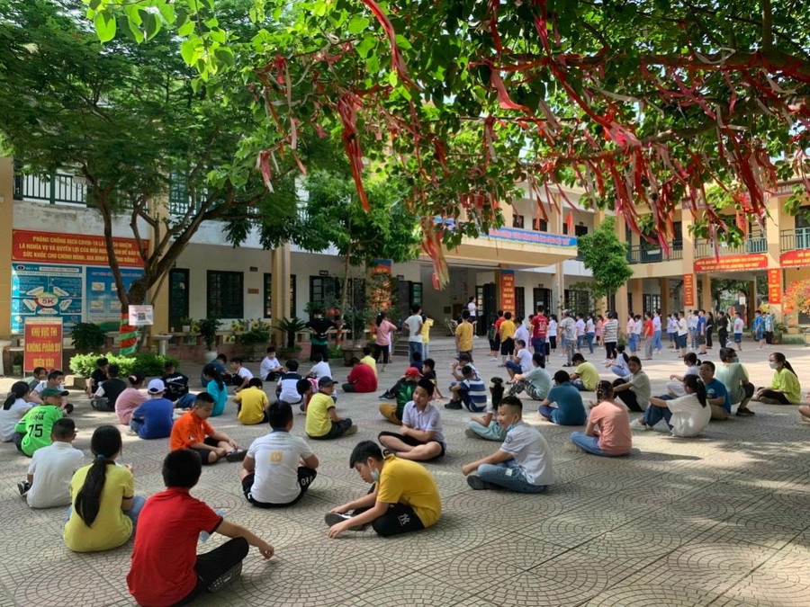 Học sinh tham gia các hoạt động đón bình minh dưới "Cây điều ước" tại Trường THCS Cù Chính Lan.