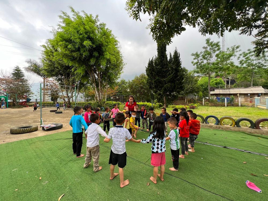 Hoạt động vui chơi ngoài trời của cô, trò Trường MN Nhi Sơn (Mường Lát). Hoạt động vui chơi ngoài trời của cô, trò Trường MN Nhi Sơn (Mường Lát).