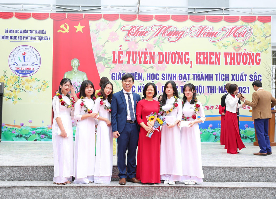 Cô Mai Thị Ngọc Hà (áo đỏ) trong lễ tuyên dương giáo viên, học sinh đạt thành tích cao năm 2021. Cô Mai Thị Ngọc Hà (áo đỏ) trong lễ tuyên dương giáo viên, học sinh đạt thành tích cao năm 2021.