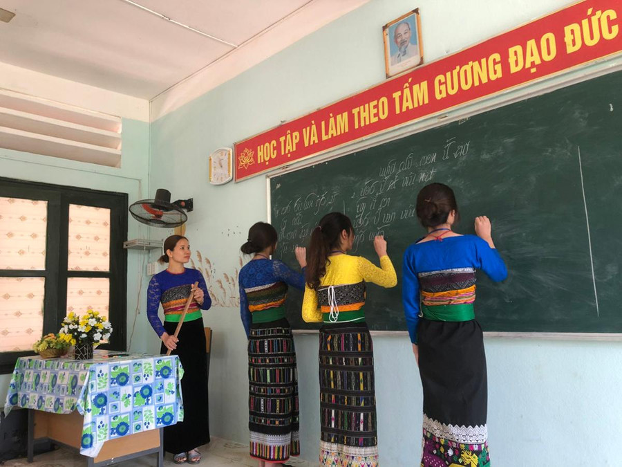Cô Hà Thị Khuyên trong giờ dạy Ngữ văn tại Trường THPT Quan Sơn (Thanh Hóa). Cô Hà Thị Khuyên trong giờ dạy Ngữ văn tại Trường THPT Quan Sơn (Thanh Hóa).