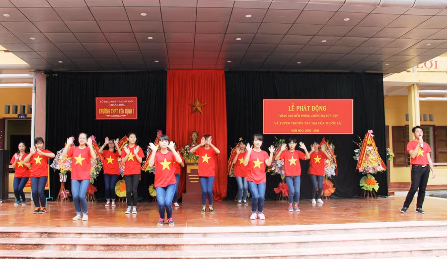 Tiết mục văn nghệ của học sinh Trường THPT Yên Định 1, hưởng ứng cuộc phát động phòng chống tác hại của thuốc lá.