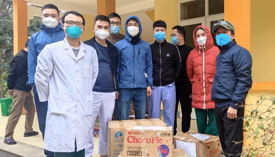 Các y, bác sĩ đang công tác ở bệnh viện dã chiến số 4, huyện Mường Lát nhận quà do Nhà hàng Sơn Ca và nhóm những người bạn gửi đến.