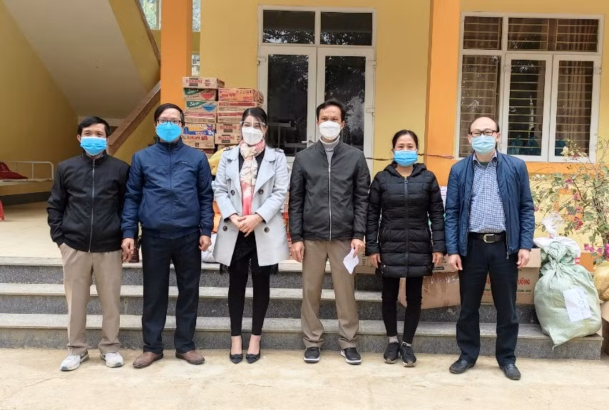 Trao tặng hàng thiết yếu cho Trường PTDTBT-THCS Trung Lý (Mường Lát, Thanh Hóa).