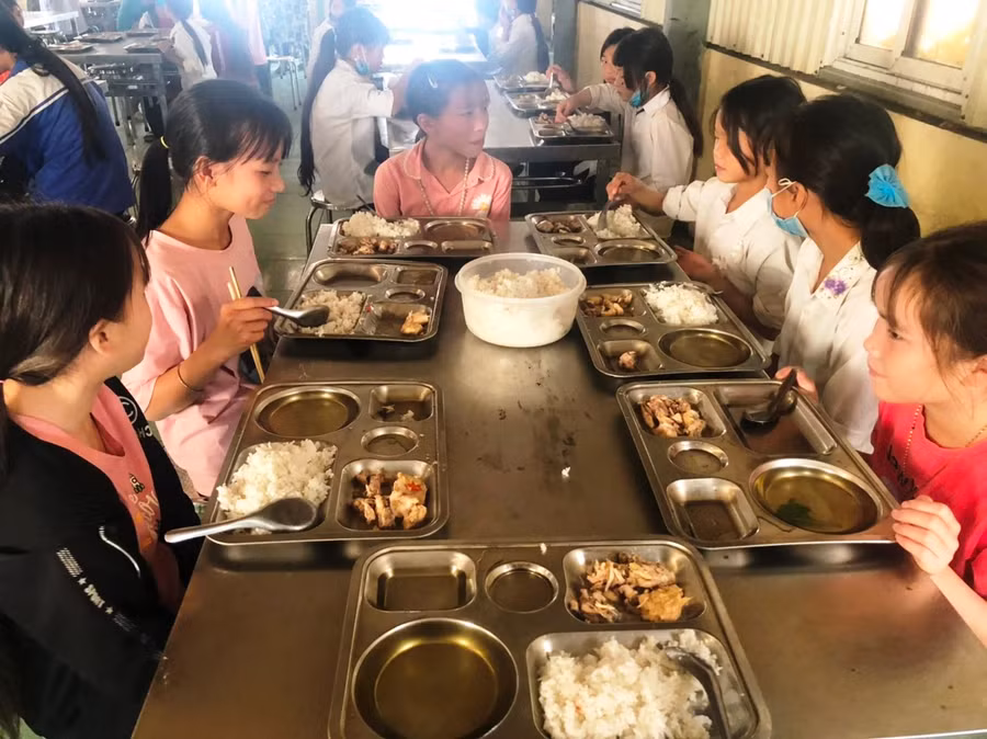 Bữa ăn chính của học sinh Trường PTDTBT-THCS Mường Lý.
